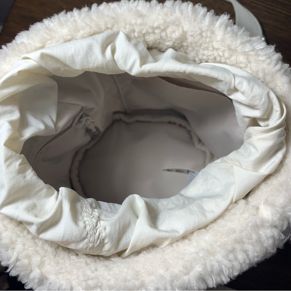 Lululemon Crossbody Fleece Bucket Bag White Cream - Picture 7 of 12